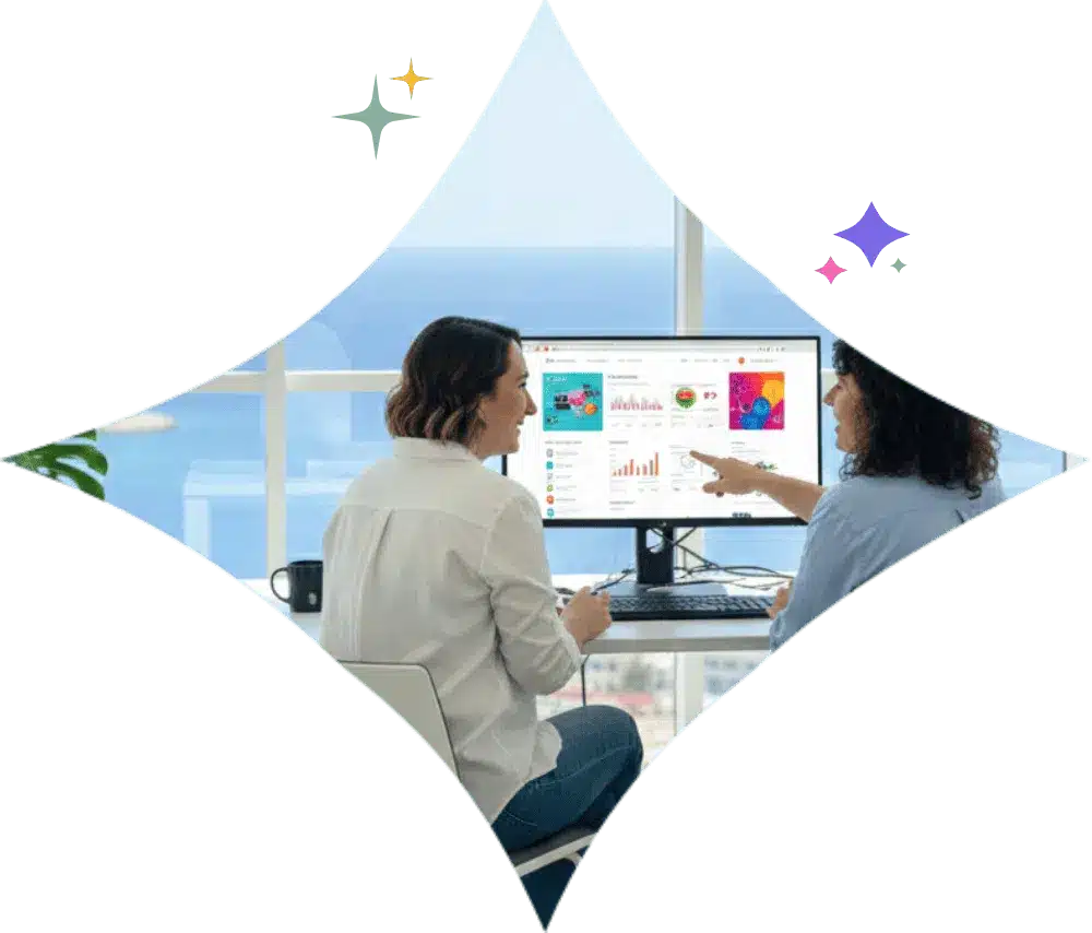 Audit SEO 2 Deux femmes analysent un tableau de bord de site web face à la mer